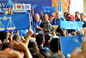 Najib places high hopes on wanita BN for GE