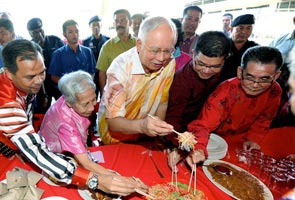 Datuk Seri Najib Tun Razak Najib rai OKU dan anak yatim sempena Tahun Baru Cina