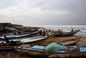 Cyclone Phailin kills 18, leaves thousands homeless in India