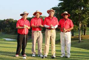 Najib tees off with media personnel at Astro Tournament