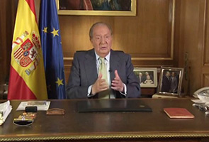 Scandal-hit Spanish king gives up crown
