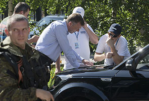 Ukraine fighting again stops MH17 investigators - Official