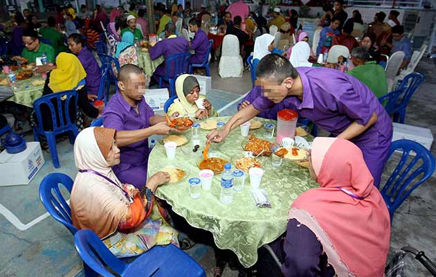 50 banduan dari Penjara Alor Setar diberi peluang untuk berbuka puasa bersama keluarga mereka. -Foto BERNAMA 50 banduan dari Penjara Alor Setar diberi peluang untuk berbuka puasa bersama keluarga mereka. -Foto BERNAMA