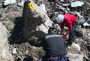 Germanwings: Hunt resumes for Alps plane crash DNA, black box