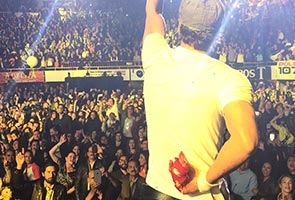Enrique Iglesias tetap beraksi walaupun jari berlumuran darah terhiris drone