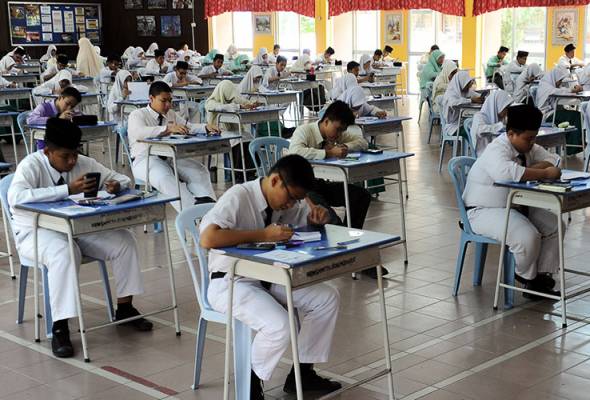 A teacher in charge of handling the PT3 result and analysis at a secondary school in Matang Jaya near here collapsed. Teacher collapses while submitting PT3 result