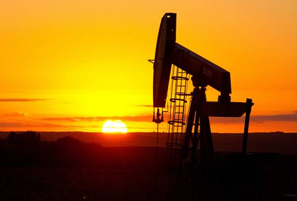 Oil set for monthly decline as OPEC seen standing firm on supply