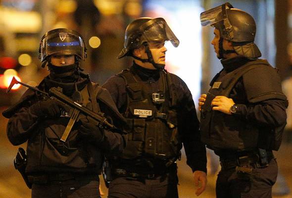 Gunfire erupts near Paris stadium as police hunt fugitives