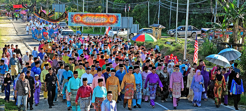 Tun Juhar, his wife Toh Puan Norlidah, Musa and his wife Datin Seri Faridah Tussin leading the procession in Sipitang.