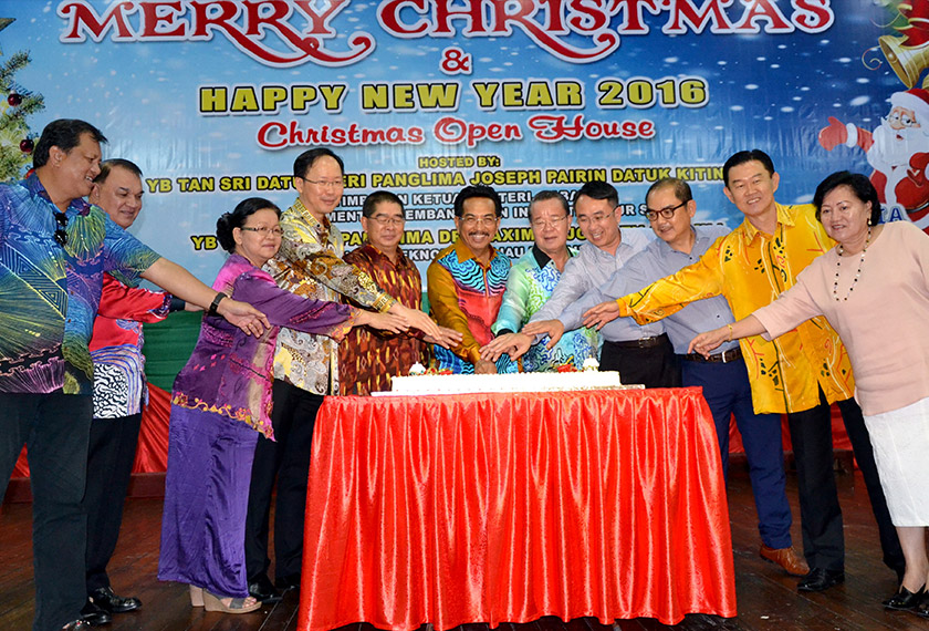Musa (centre), Ongkili (fifth, left) during a cake-cutting ceremony at PBS' open house at the Hongkod Koisaan Hall on Christmas Day.