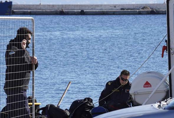 44 drown in migrant boat sinking as Germany seeks Turkish help
