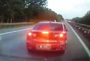 Video viral kereta diundur di lebuh raya, pemandu kereta jingga diburu