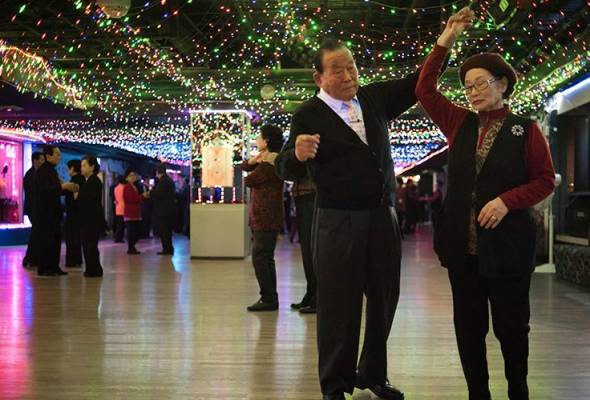 'Monday Afternoon Fever' in S. Korea's old-age discos