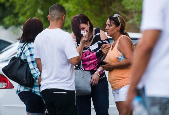 Gunman who killed 50 in Orlando nightclub had pledged allegiance to ISIS