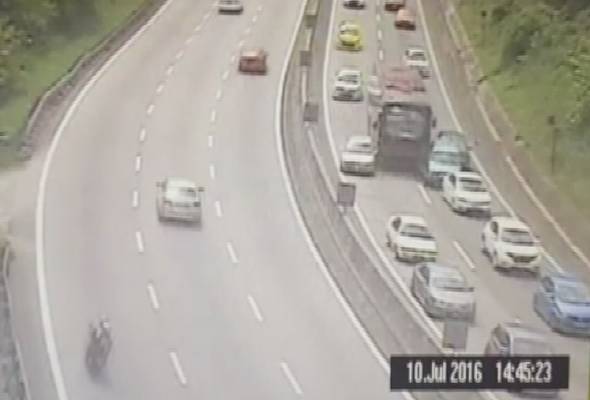 Bus rams into 10 cars at PLUS highway