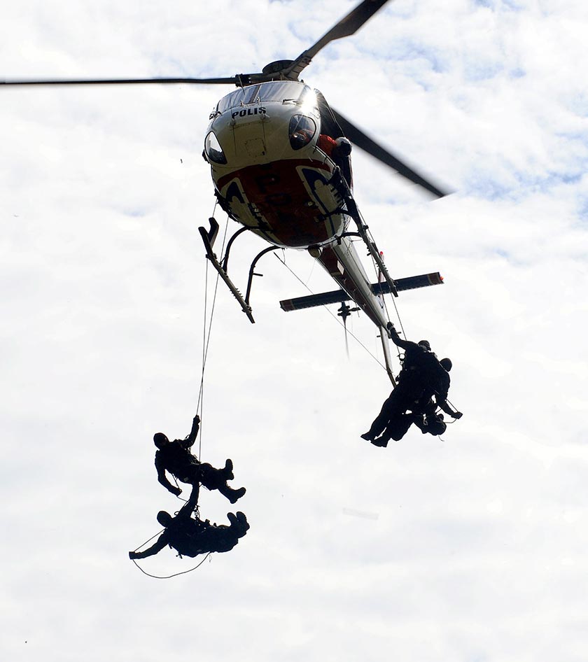 The Police National Sports Day celebration today was officiated with VAT69 commandos jumping from the helicopter. - BERNAMApic