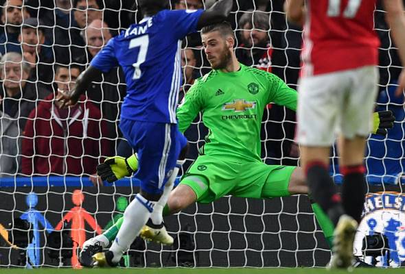 Misery for Manchester as United thrashed and City draw