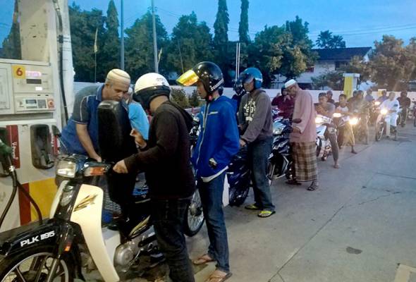 Free petrol attracts 2,000 bikers to Tikam Batu petrol station