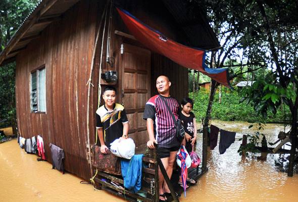 Pasukan perubatan dari pejabat kesihatan daerah yang terbabit dengan banjir telah digerakkan ke semua pusat pemindahan. Petugas kesihatan digerakkan ke semua pusat pemindahan banjir - KP Kesihatan