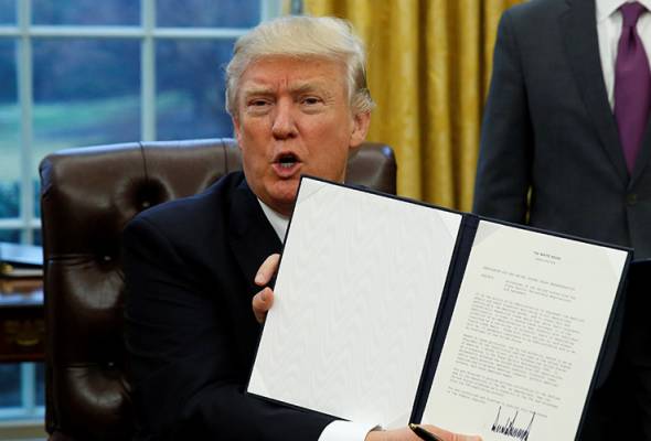 States pile pressure on new Trump travel ban