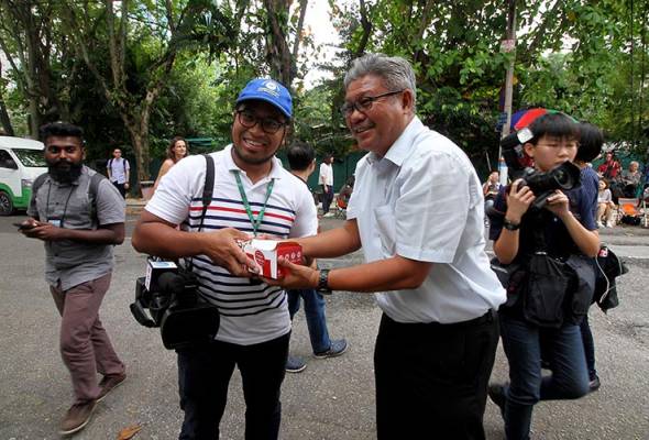 Local, foreign journos covering Jong Nam's death treated to a 'finger lickin' good experience by NPC