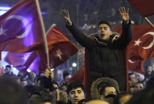 Netherlands bars Turkish ministers as rally dispute escalates