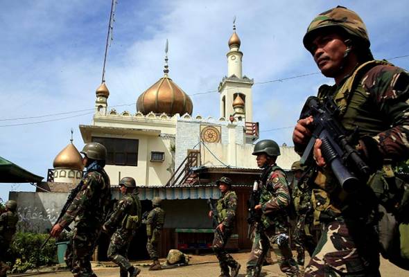 Philippines turns to heavy firepower as hunt for rebel leader narrows