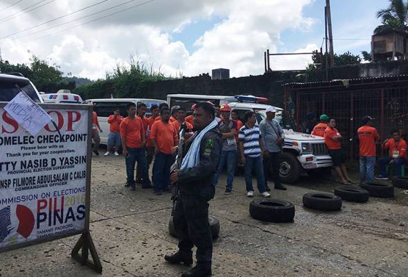 Residents trapped as gunfire mars truce in Philippines city