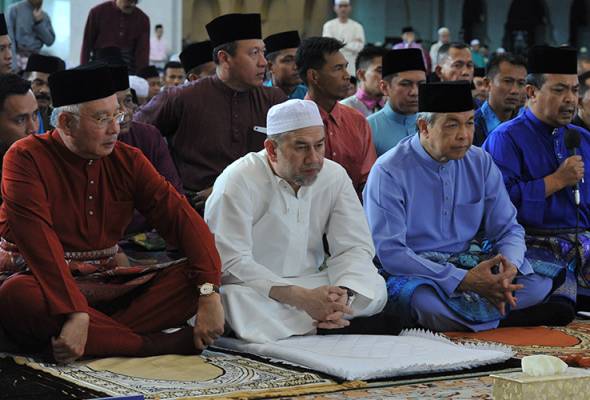 Aidilfitri celebrated with prayers, open house