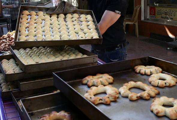 The relative calm has allowed residents to resume some kind of normal life, heading to markets and stocking up on Ramadan treats. Syrian de-escalation deal revives Idlib Ramadan markets