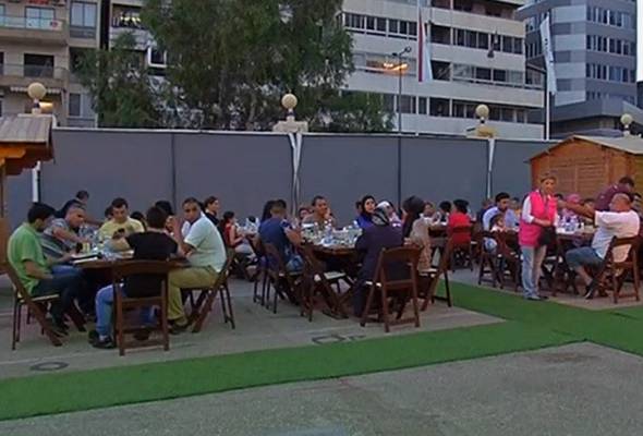 The communal meal was organised by the United Nations refugee agency (UNHCR) alongside local charity Makhzoumi Foundation. Beirut mass iftar marks World Refugee Day