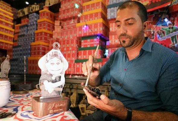 He hopes his modern take on the traditional wooden lanterns will stop them from being undercut by new Chinese imports. Cairo lantern-maker champions old craft against Chinese imports