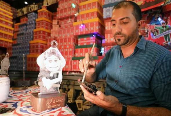 Cairo lantern-maker champions old craft against Chinese imports