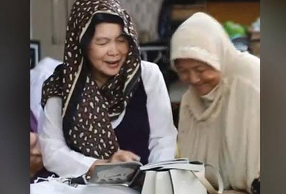 Back to school - Indonesia's elderly Muslims brush up on their faith