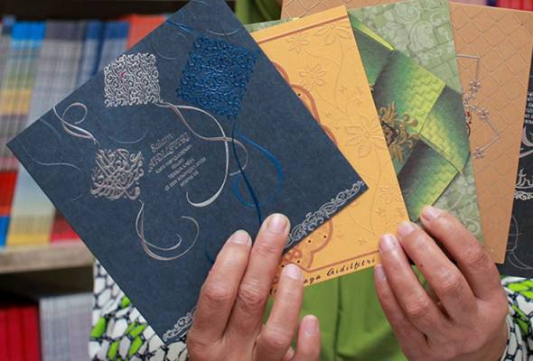 Posting Raya cards to strangers to keep tradition alive