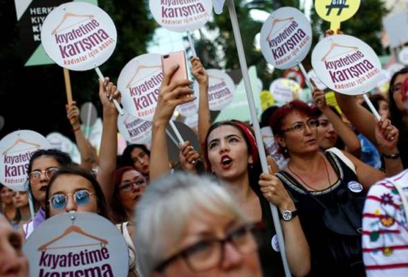 Turkish women march in rights protest in Istanbul