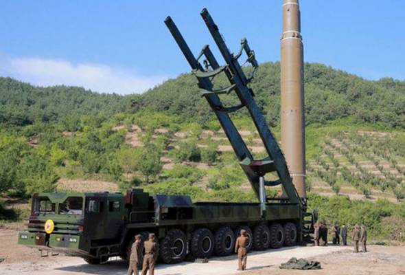 Malaysia mengutuk pelancaran peluru berpandu Korea Utara semalam dan menggesa negara tersebut agar memenuhi tanggungjawab antarabangsa. Malaysia kutuk pelancaran peluru berpandu Korea Utara