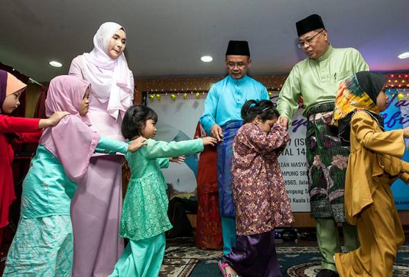 Buktinya suatu ketika dahulu UMNO pernah diharamkan, tetapi kita akur dengan menubuhkan UMNO baharu seperti yang diarahkan RoS. Enggan patuhi RoS, DAP tunjuk belang sebenar - Ismail Sabri