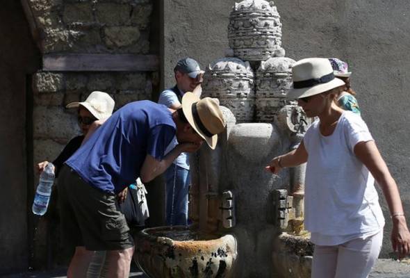 Vatican turns off fountains as Rome gasps in drought
