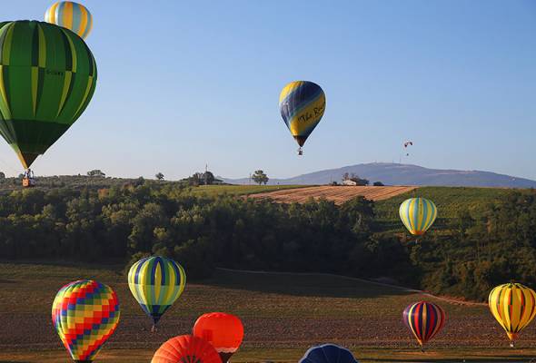 'Most relaxed' hot air balloons lay back over Italy's wine valley