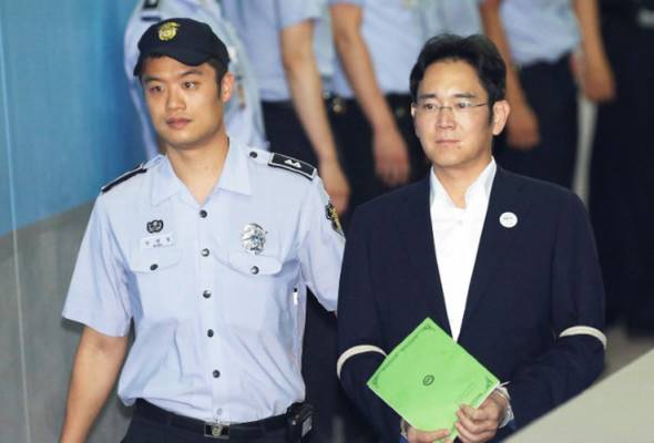 Samsung scion Lee fights back tears as prosecutors seek 12 years' jail