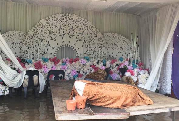 Banjir memusnahkan hasrat arwah isteri Hamzah Ismail untuk melihat perkahwinan kedua anaknya diadakan di kediaman mereka sendiri. Majlis ranap dek banjir kilat, pengantin dua beradik berputih mata