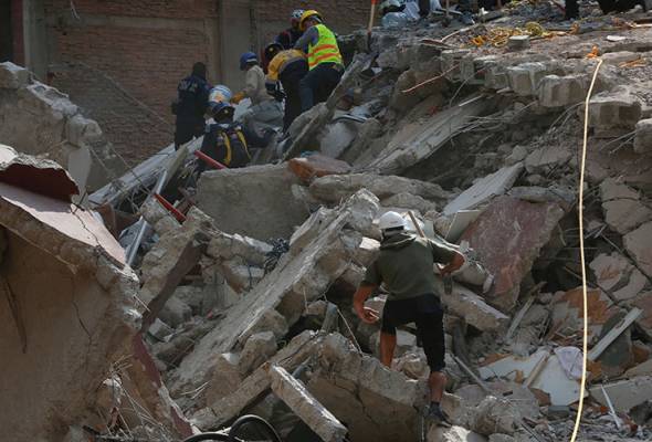 More than 100 dead in major earthquake near Mexico City