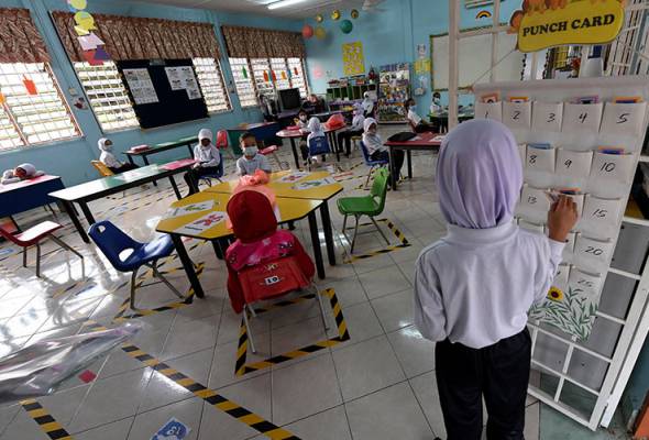 Kindergarten operators should discuss with parents on fee hike | Astro Awani