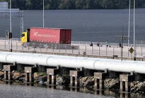 Vaksin COVID-19: Pemandu lori kargo Malaysia terima sijil imunisasi selepas disuntik di Singapura