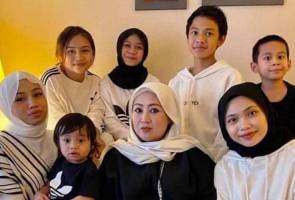 Ibu 12 anak jual jamu selepas spa terpaksa ditutup akibat COVID-19 Ibu 12 anak jual jamu selepas spa terpaksa ditutup akibat COVID-19