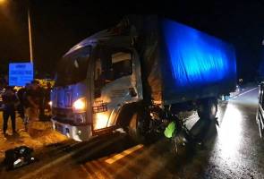 Penunggang motosikal maut langgar lori muatan tembikai Penunggang motosikal maut langgar lori muatan tembikai