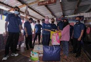 Pemuda PN dan GRS bantu mangsa kebakaran di Pulau Gaya