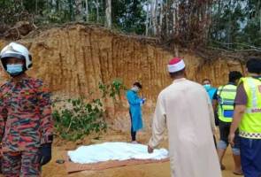 Pemandu jentolak maut ditimbus tanah Pemandu jentolak maut ditimbus tanah