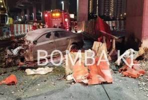 Kereta terbakar langgar tiang projek SUKE, pemandu maut Kereta terbakar langgar tiang projek SUKE, pemandu maut